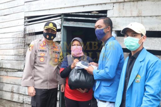 Polres Lingga Bersama Mahasiswa dan Ormas Bagikan Sembako dan Masker