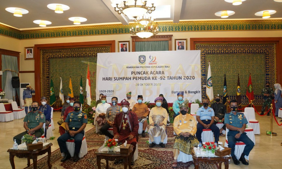 (Danlantamal) IV Tanjugpinang Laksamana Pertama TNI Indarto Budiarto bersama Pjs Gubernur Provinsi Kepri DR.Drs Bahtiar dan pejabat Forkopimda Provinsi Kepri hadiri acara Puncak Peringatan Ke-92 Sumpah Pemuda secara virtual(fot/humas)