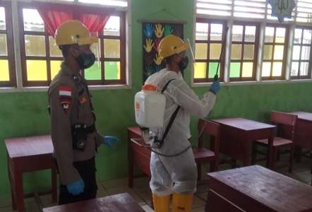 Cegah Penyebaran Covid-19, Polres Lingga Lakukan Penyemprotan Disinfektan di Sejumlah Sekolah