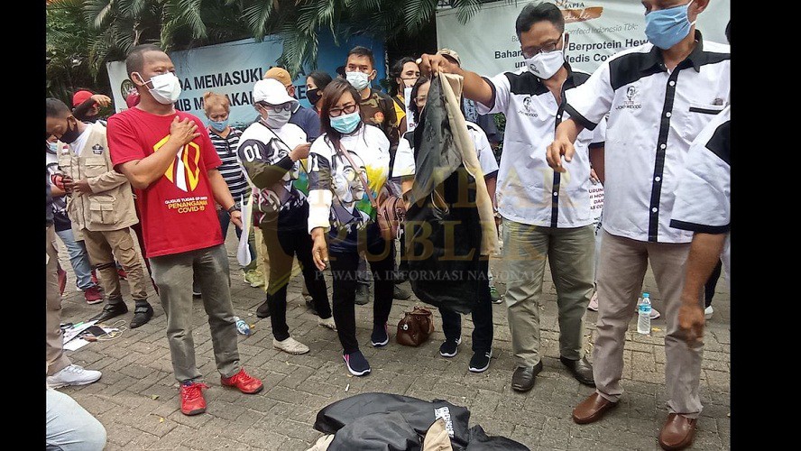 Puluhan Relawan Covid Mundur, Protes BNPB Bagikan Masker ke Rizieq