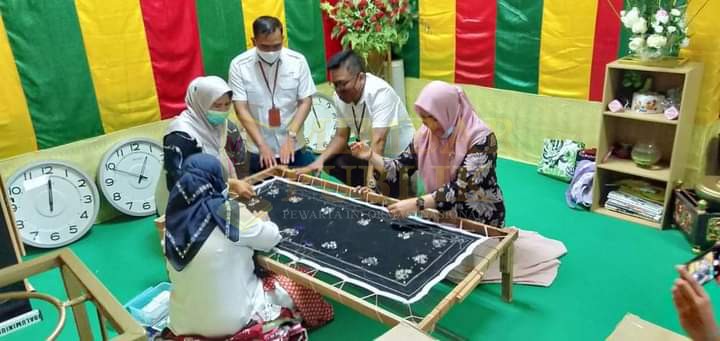 Kunker ke Batam, Kadiparbud Kota Pariaman Kagumi Pembuatan Tudung Manto