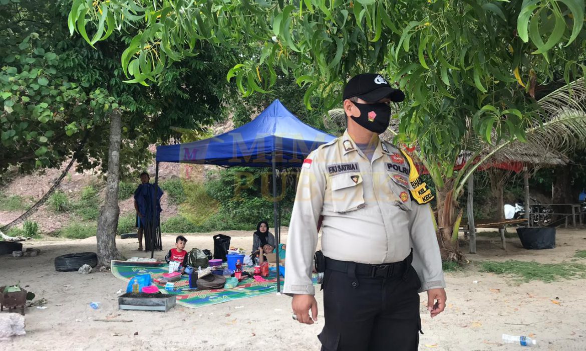 Polisi Patroli Himbauan Penerapan Adaptasi Kebiasaan Baru di Tempat Objek Wisata yang Ada di Galang