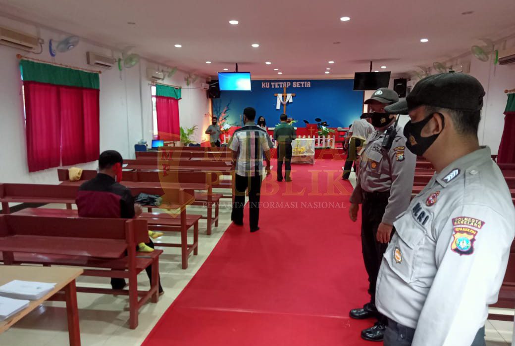 Polresta Barelang dan Jajaran Pantau Penerapan Protokol Kesehatan dalam Pelaksanaan Ibadah Minggu di Kota Batam