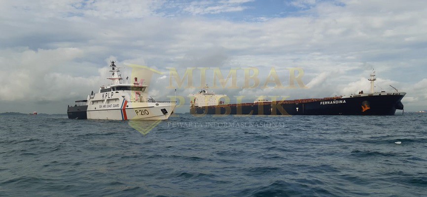 KN Rantos-P210 Lakukan Pengawasan Proses Evakuasi Jenazah ABK Kapal MV. Fernandina