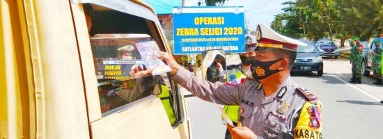 Operasi Zebra Seligi 2020 petugas sedang memeriksa kelengkapan surat kenderaan di Jalan Soekarno - Hatta Ranai, Sabtu (31/10/2020)