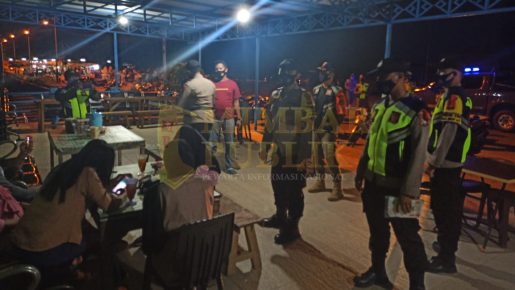 Polsek Daik Lingga bersama Satpol Pamong Praja (PP) Lakukan Operasi Yustisi Penerapan Prokes dan Berikan Masker