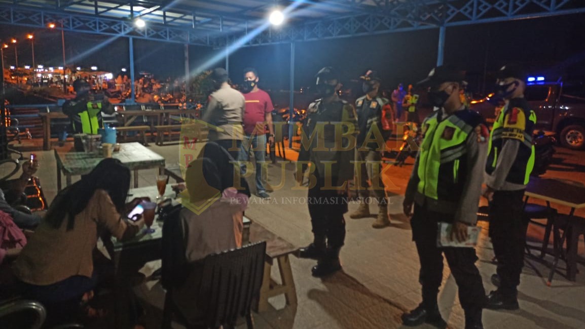 Polsek Daik Lingga bersama Satpol Pamong Praja (PP) Lakukan Operasi Yustisi Penerapan Prokes dan Berikan Masker