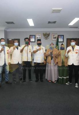 Pjs Wali Kota Batam Syamsul Bahrum bersama pengurus PDPM dan BEM STIT Muhammadiyah Kota Batam. / foto- mcb