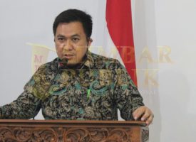 Komisioner Bawaslu Kepri, Idris S.Th.I kordiv Pencegahan dan Hubungan Antar Lembaga saat membuka kegiatan Bimtek Pengawasan Kampanye dan Distribusi Logistik di Hotel Trandy Ranai, Selasa (03/11/2020)