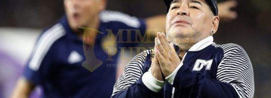 Diego Maradona, masih di rawat di rumah sakit pasca operasi. foto: reuters