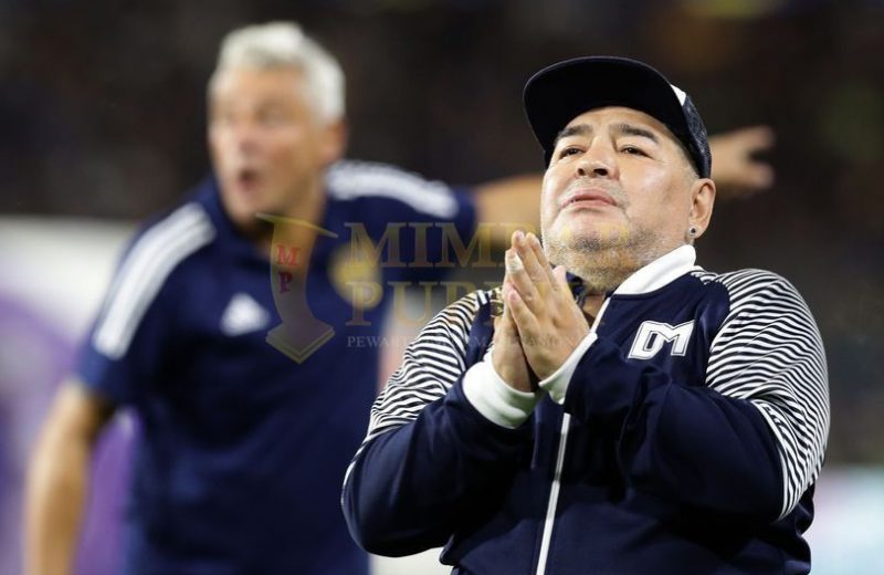 Diego Maradona, masih di rawat di rumah sakit pasca operasi. foto: reuters