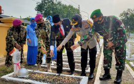 Komandan Korps Marinir Tabur Bunga di Makam Pahlawan Cikal Bakal Marinir di Tegal