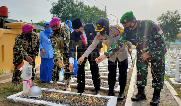 Komandan Korps Marinir Tabur Bunga di Makam Pahlawan Cikal Bakal Marinir di Tegal