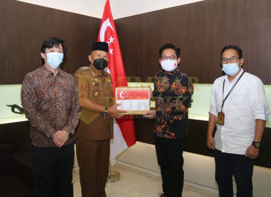 Pjs Walikota Batam Syamsul Bahrum saat menerima bantuan masker | foto: humas