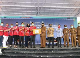 Pjs Wali Kota Batam saat menerima bantuan masker dari PSMTI dan Apindo Kota Batam, Provinsi Kepri. / foto - mcb