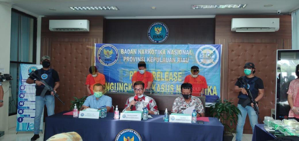 Badan Narkotika Nasional Provinsi Kepulauan Riau (BNNP Kepri) mengungkap satu kasus peredaran gelap Narkoba jaringan Internasional yang terjadi di wilayah Kepulauan Riau, dengan barang bukti Narkotika Golongan I jenis Sabu seberat bruto 33.000 gram dengan jumlah tersangka 3 orang. (Foto: Noni)