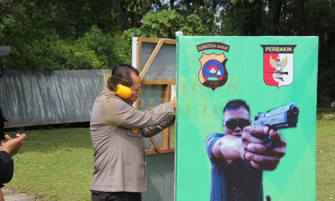 Pejabat Utama Polda Sumbar Adu Tangkas Menembak di HUT Brimob