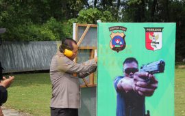 Pejabat Utama Polda Sumbar Adu Tangkas Menembak di HUT Brimob