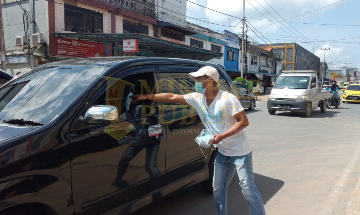 MCM Provinsi Kepri Tekan Penularan Covid-19 dengan Bagikan Masker ke Pengguna Jalan