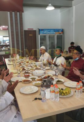 Pemilik rumah makan mengajak para tokoh agama doa bersama menangkal Covid -19 | Foto: Dok Pribadi