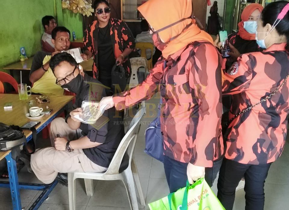 Srikandi Pemuda Pancasila Bagikan Masker Secara Serentak di 5 Kabupaten Kota