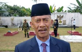 TNI-Polri dan Pejabat Pemkab Lingga Melakukan Upacara Tabur Bunga di Taman Makam Pahlawan Dabo Singkep