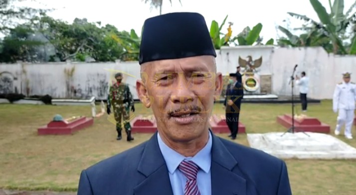 TNI-Polri dan Pejabat Pemkab Lingga Melakukan Upacara Tabur Bunga di Taman Makam Pahlawan Dabo Singkep