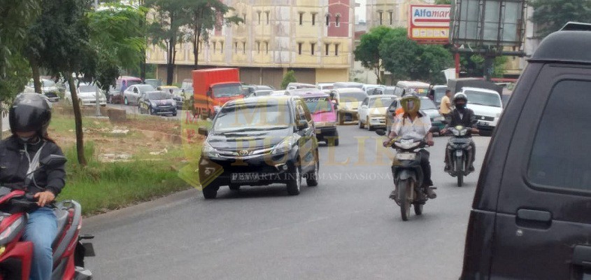 Kemarin Pertamina Klaim Stok Aman dan Lancar, Ternyata Antrian BBM Masih Panjang