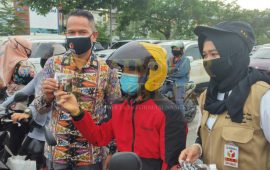 Dukung Gerakan 5 Juta Masker, Bawaslu Batam Bagikan Kepada Pengendara di Lampu Merah