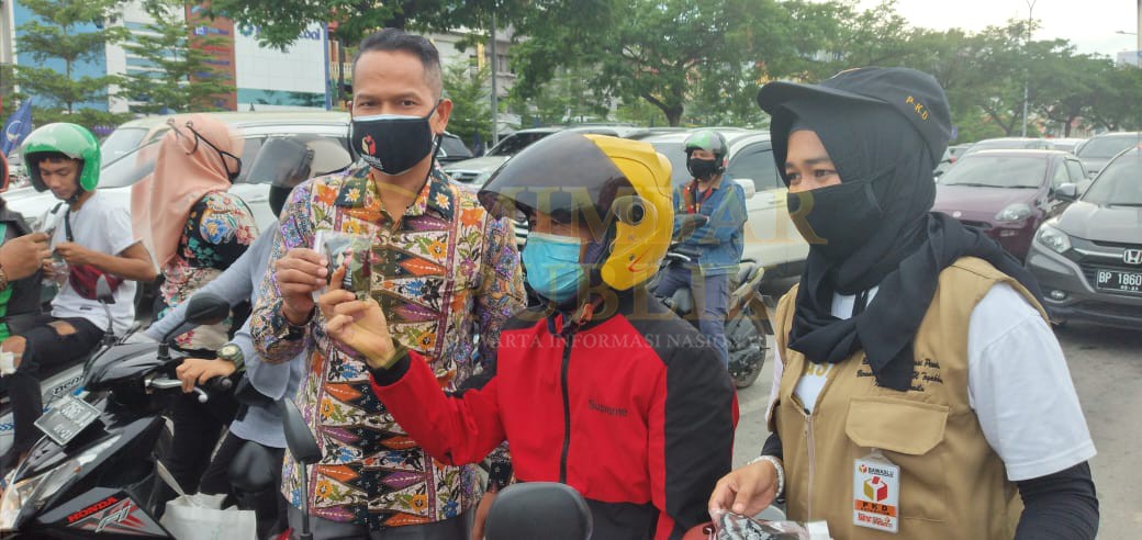 Dukung Gerakan 5 Juta Masker, Bawaslu Batam Bagikan Kepada Pengendara di Lampu Merah