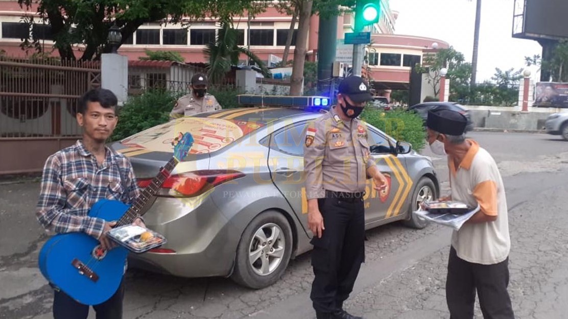 Polsek Batu Ampar Bagikan Paket Makanan Kepada Masyarakat Kurang Mampu