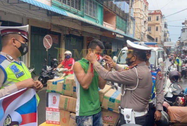 Operasi Zebra Seligi, Satlantas Polres Tanjungpinang Bagikan Brosur dan Masker