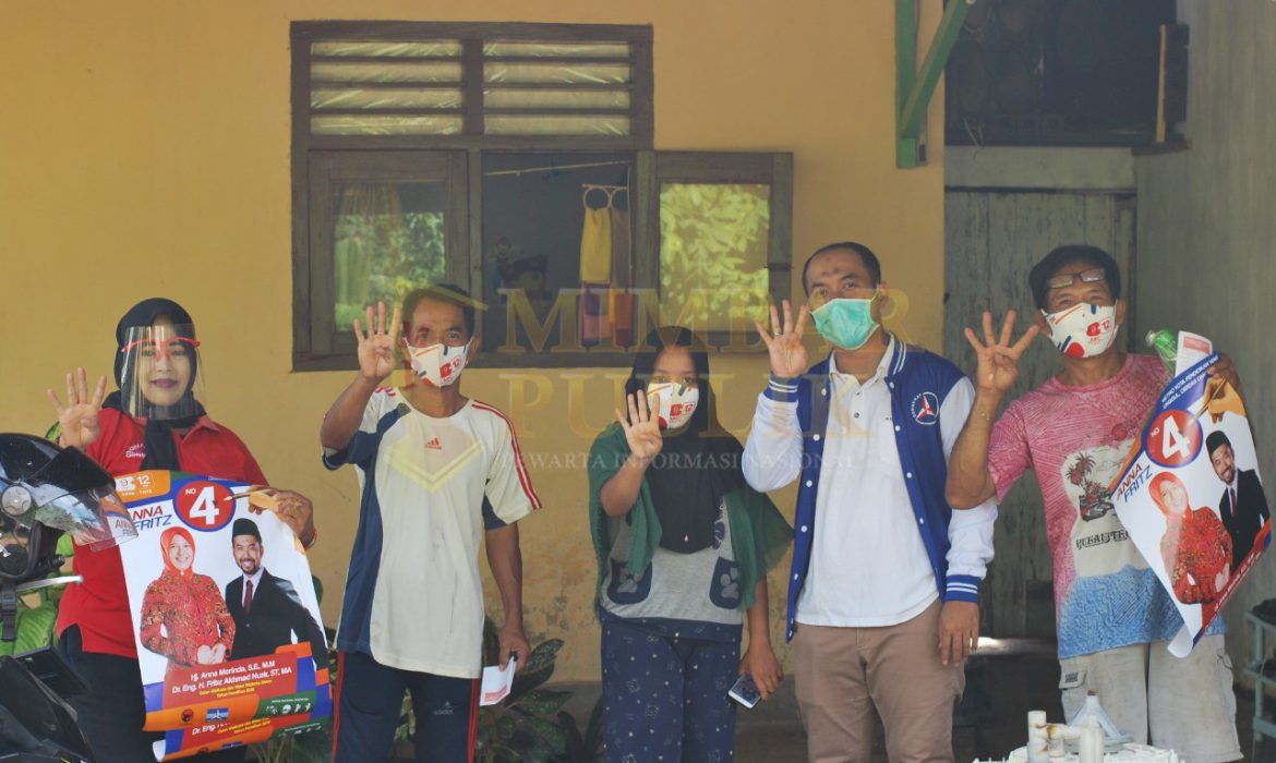 Foto : Fritz (jaket biru) saat menyapa masyarakat secara Door 2 Door Kirab Anna - Fritz.