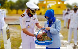 Peringati HUT Armada RI Ke-75, Lanal Ranai Tabur Bunga di Taman Makam Pahlawan