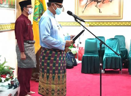 Pjs. Bupati Lingga Juramadi Esram Mengukuhkan 24 Anggota F-BPD 2020-2024