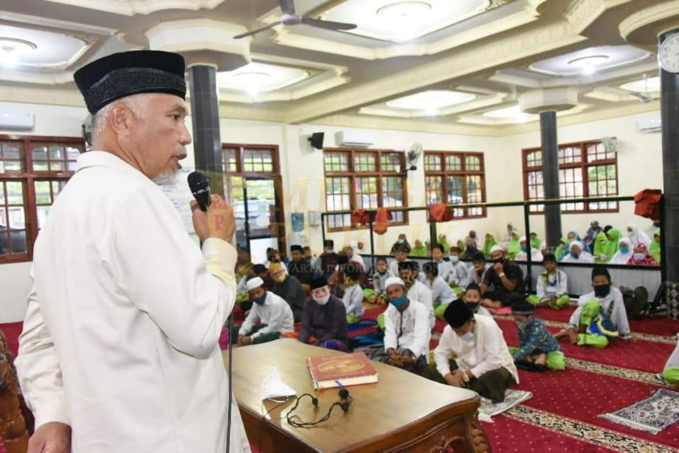Hari Pertama Kembali Bekerja, Wako Mahyeldi Subuh Mubarakah di Masjid Darul Falah