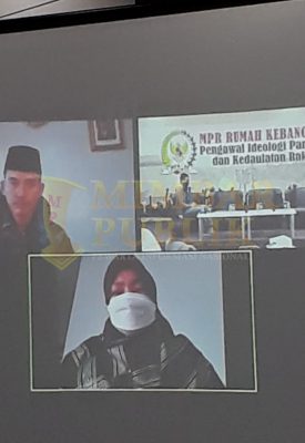 Ketua MUI, Asrorun Ni'am Sholeh (atas) dan Anggota MPR RI Fraksi PKS, Kurniasih Mufidawati (bawah) saat menjadi narasumber secara virtual pada Diskusi Empat Pilar MPR RI "Menanti Sertifikasi Halal Vaksin Covid-19"