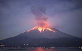 Gunung Semeru Meletus Semburkan Awan Panas Sejauh 1,5 Kilometer