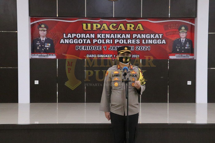 Tahun Baru Polres Lingga Gelar Upacara Kenaikan Pangkat