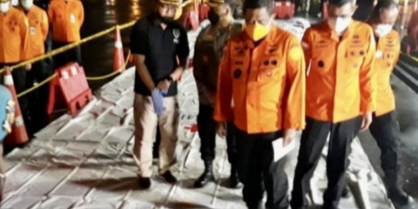 Kabasarnas Serahkan Serpihan Pesawat yang Diduga  Pesawat Sriwijaya SJ 182 ke DVI