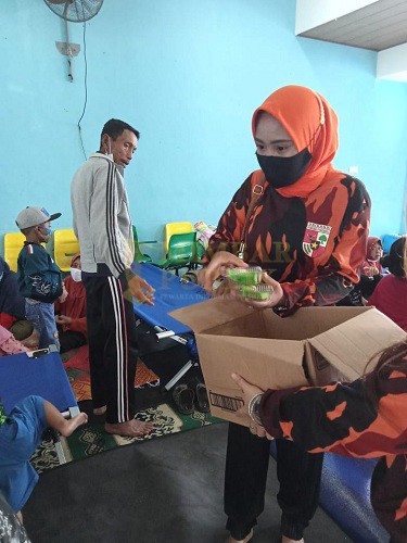 Srikandi PP Bagikan Ratusan Kue dan Pakaian Layak Pakai Terhadap Warga Korban Banjir