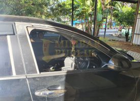 Kaca pintu mobil sebelah kanan yang pecah milik AKP Nasri
