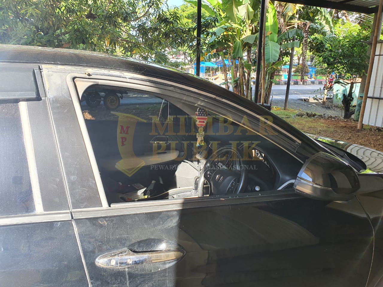 Kaca pintu mobil sebelah kanan yang pecah milik AKP Nasri