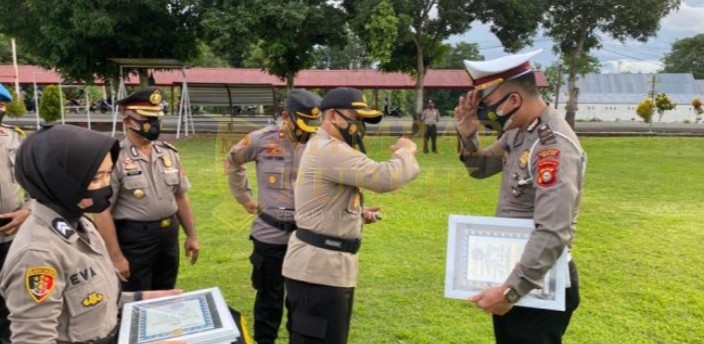 Enam Anggota Kepolisian Mendapatkan Penghargaan dari Kapolres Wajo