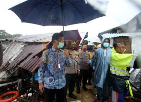 Wali Kota Batam, Muhammad Rudi, memediasi pengusaha dan warga yang menjadi korban rumahnya dihantam tongkang di Tanjunguma pada Jumat (1/1/2021)