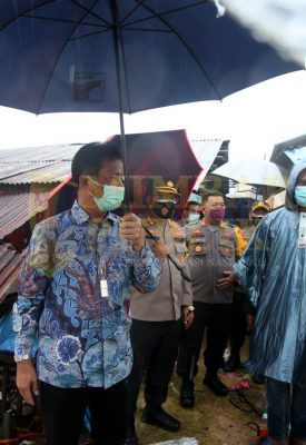 Wali Kota Batam, Muhammad Rudi, memediasi pengusaha dan warga yang menjadi korban rumahnya dihantam tongkang di Tanjunguma pada Jumat (1/1/2021)