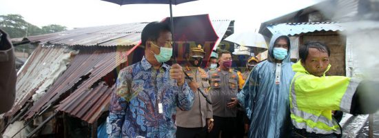 Wali Kota Batam, Muhammad Rudi, memediasi pengusaha dan warga yang menjadi korban rumahnya dihantam tongkang di Tanjunguma pada Jumat (1/1/2021)