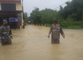 Tim Siaga SAR Brimob Polda Kepri gerak cepat mengunjungi titik banjir dan lokasi longsor di Kota Batam