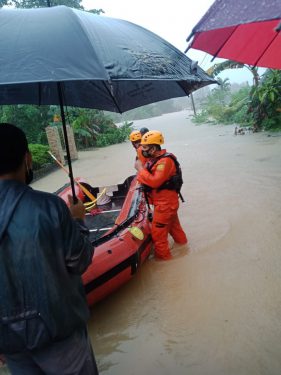 Basarnas Tanjungpinang Sudah Evakuasi 55 KK Warga Korban Banjir Diperkirakan Masih Banyak yang Terjebak