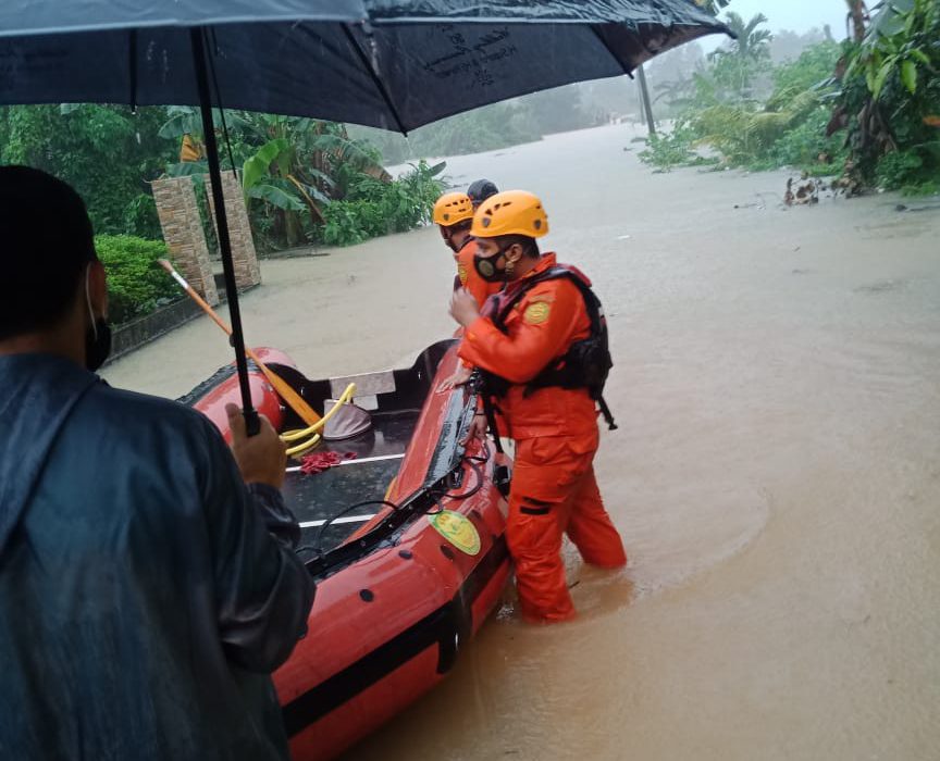 Basarnas Tanjungpinang Sudah Evakuasi 55 KK Warga Korban Banjir Diperkirakan Masih Banyak yang Terjebak